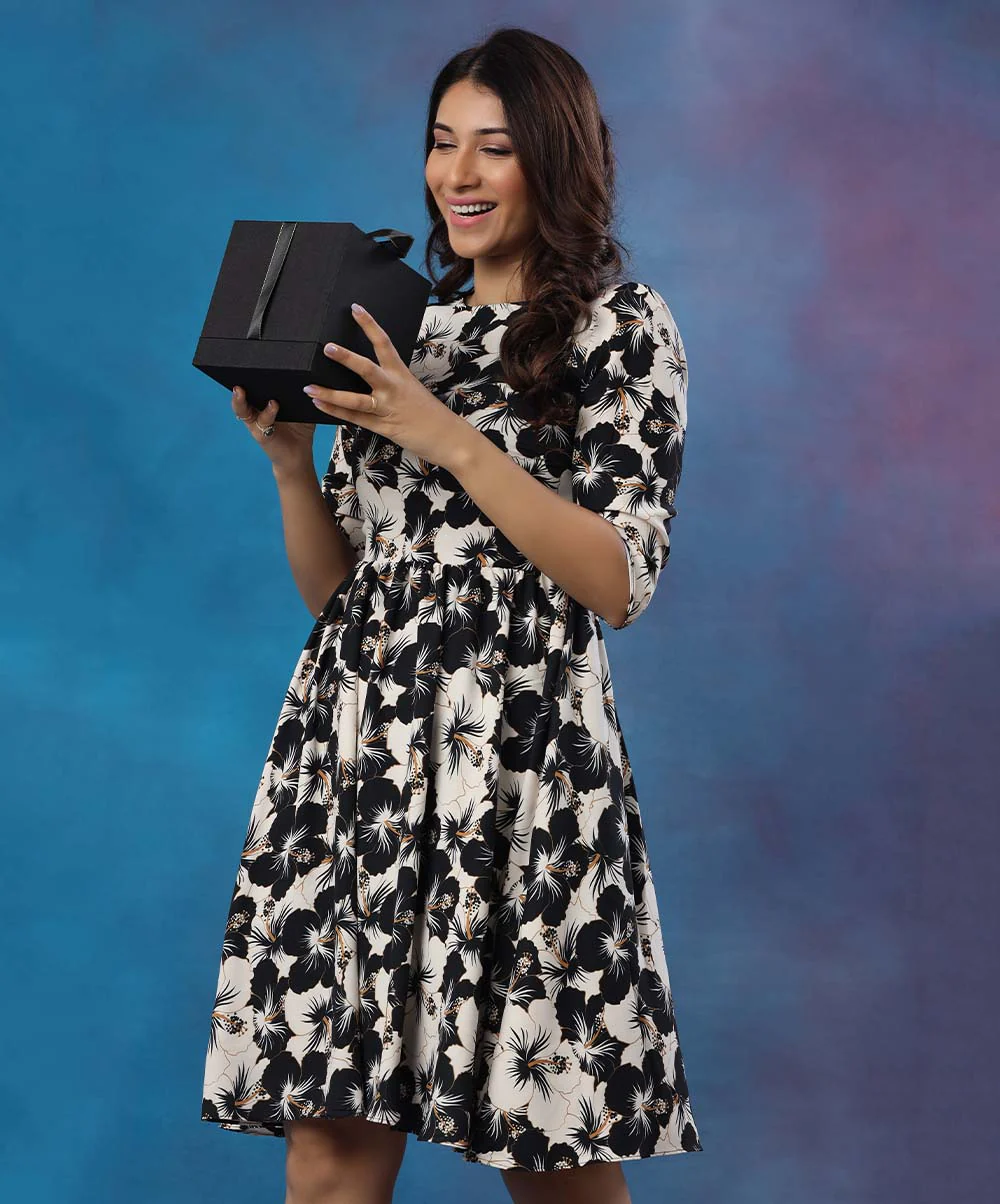 Half Sleeve Printed Gathered Black Dress - Image 2