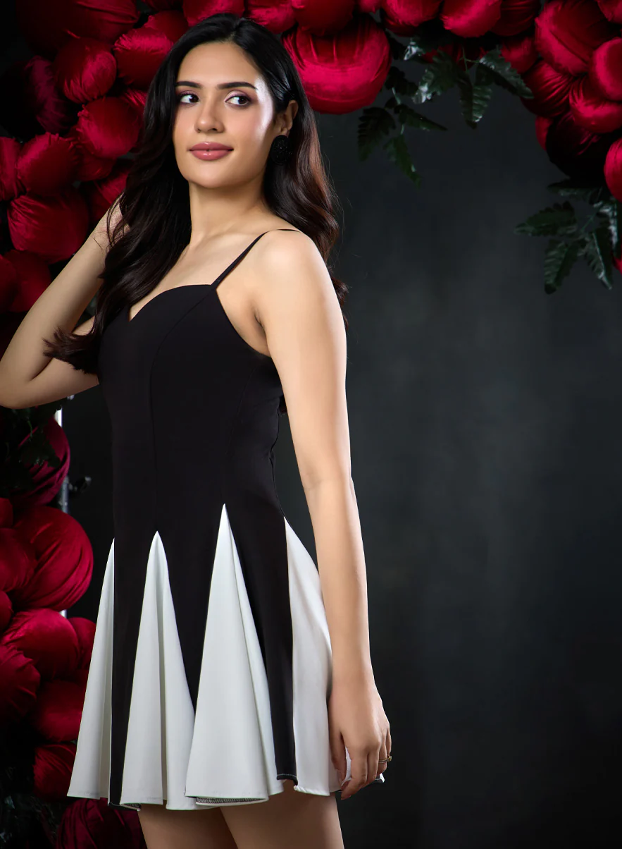 Sweetheart Neckline Paneled Mini Dress - Image 5